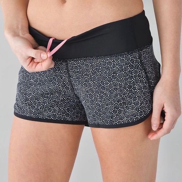 lululemon Speed Short Size 4 in Freckle Flower Black White NWT - Picture 2 of 6